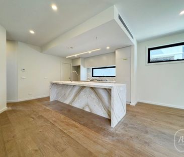 Brand New 5-Bedroom Luxury Townhouse in a Prime Box Hill North Loca... - Photo 2