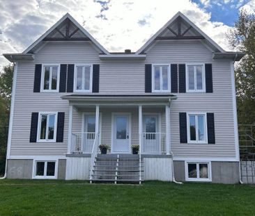 Bromont - Superbe 5 ½ entièrement rénové sur deux étages - Photo 1