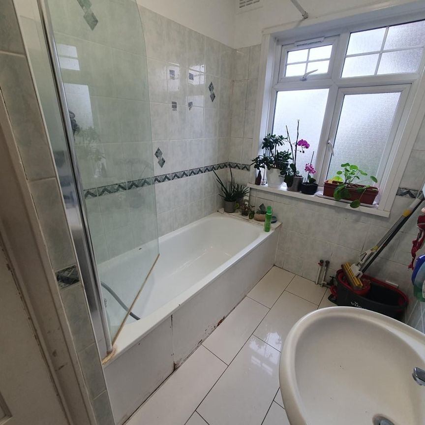 2 Bed Maisonette, Hurstwood Court, NW11 - Photo 1