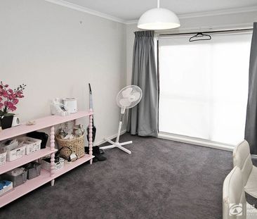 2 Bedroom Unit in the Heart of Cranbourne! - Photo 3