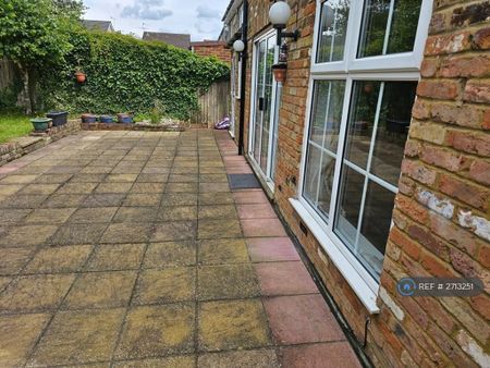 5 bedroom detached house to rent - Photo 3