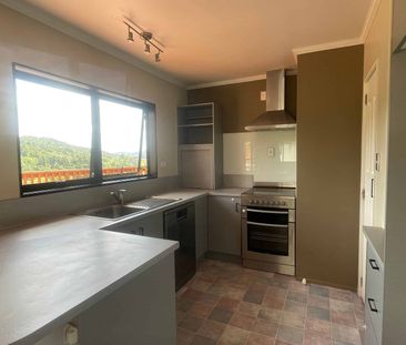 Three Bedroom Home with Beautiful Views - Photo 3