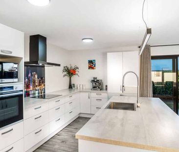 Stylish Family Sanctuary - Photo 4