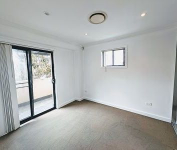 Immaculate Quiet Rear Duplex with Ducted Air Conditioning - Photo 3