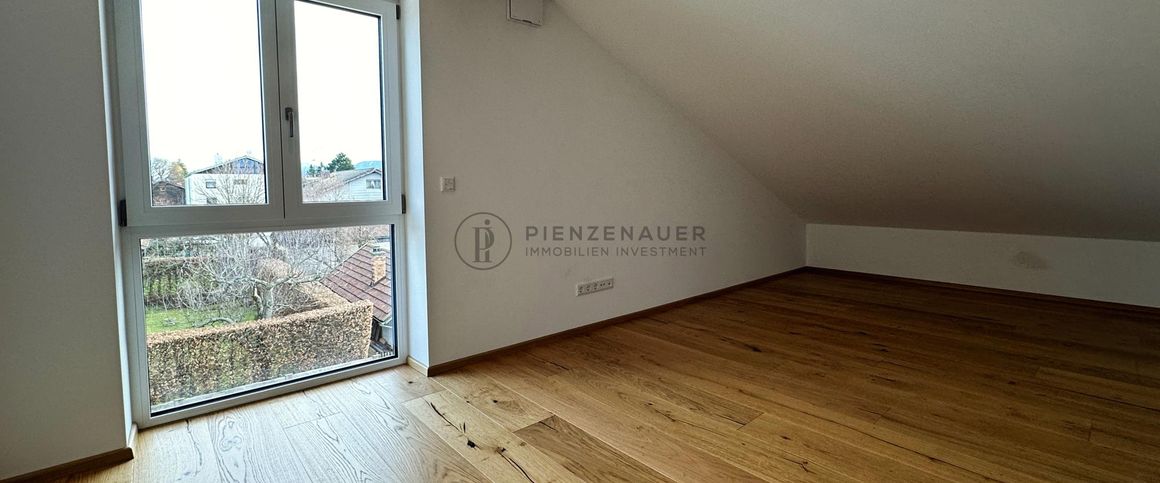 Großzügige Dachgeschosswohnung mit Bergblick - Photo 1