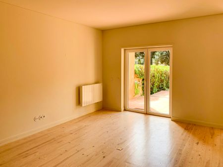 Three-bedroom duplex with private garden in Quinta da Marinha - Photo 3