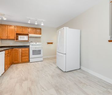 For Lease - 9 Kirkstall Avenue, South of Baseline to Knoxdale, Ontario - Photo 5