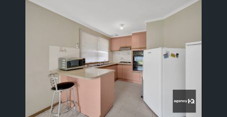 Stunning Family Home in Altona Meadows! - Photo 3