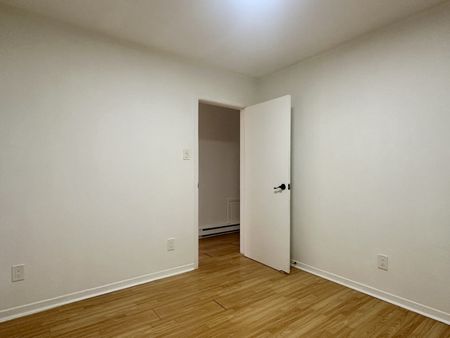Logement de deux chambres (1 chambre + bureau) offert en location semi-meublée dans le secteur de Ville-Marie. - Photo 2