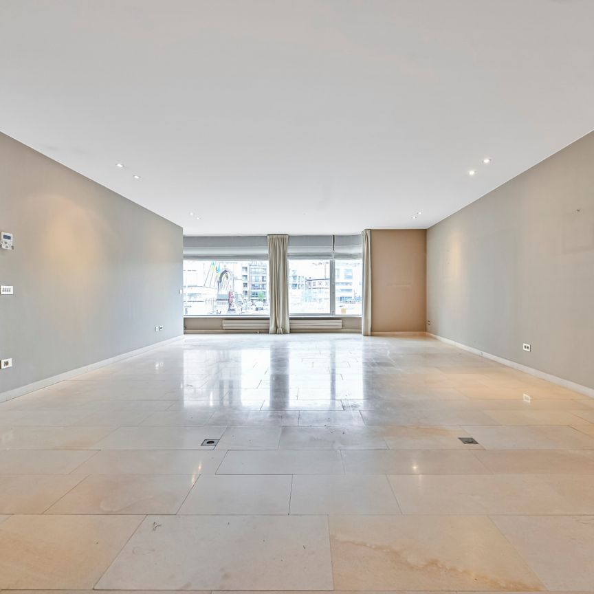 Zeer ruim appartement met groot terras op de Grote Markt! - Photo 1