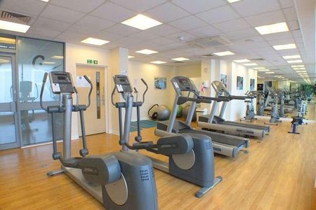 Station Approach, Wokingw, Surrey, GU22 - Photo 2