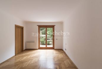 Apartment with garden and communal swimming pool