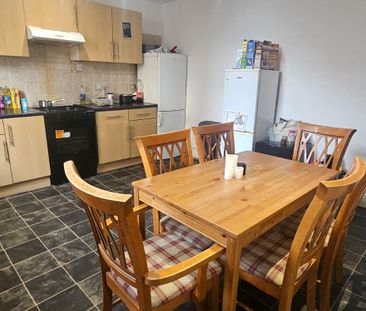 5 Bed - 37 Harold Avenue, Hyde Park, Leeds - LS6 1JR - Student - Photo 3