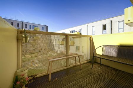 2 bedroom flat - Photo 2