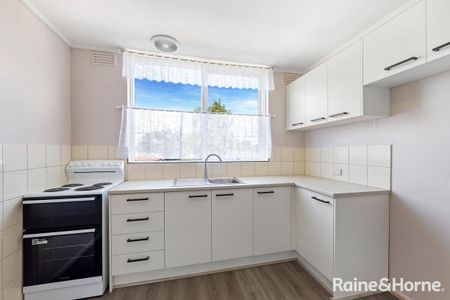 Modern 2-Bedroom Flat in the Heart of St Albans - Photo 5