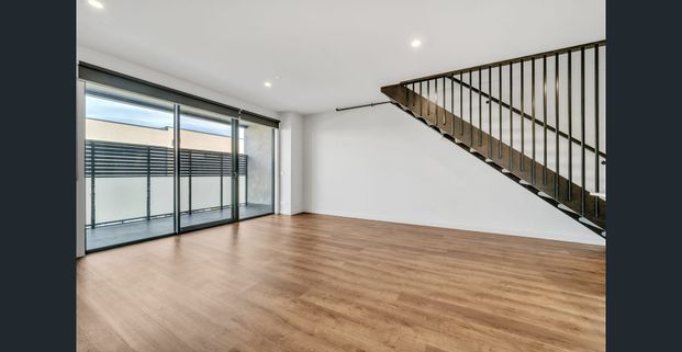 Large Apartment Living! - Photo 1