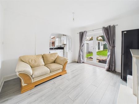 3 bedroom Detached house to rent - Photo 2