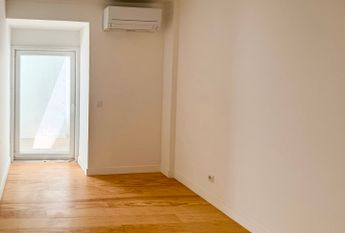 Spacious two-bedroom apartment to rent with outdoor area in Rua do Benformoso, Lisbon