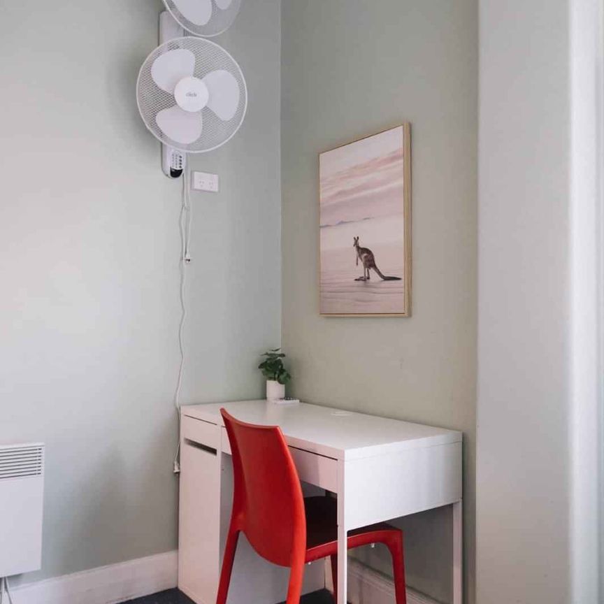 Single Room With Shared Bathroom - Photo 1