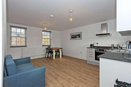 Hinde House, High Street, Milton Regis, Sittingbourne, Kent, ME10 - Photo 2