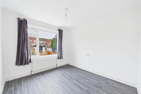 3 bedroom end of terrace house to rent - Photo 3