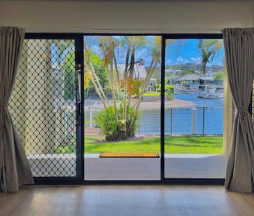 Stunningly Renovated Waterfront 2 Bedroom Ground Floor Apartment! - Photo 2