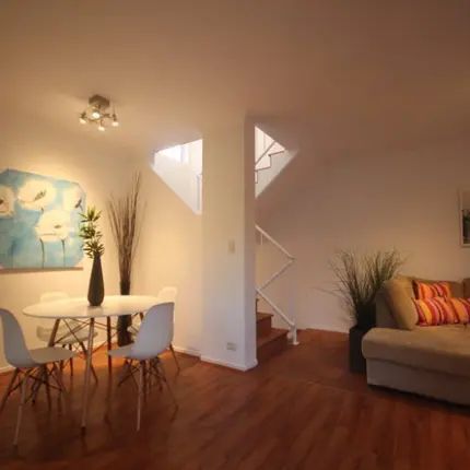 SPACIOUS TOWNHOUSE - GREAT LOCATION - Photo 2