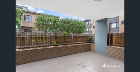 MODERN ONE BEDROOM APARTMENT WITH HUGE COURTYARD - Photo 4