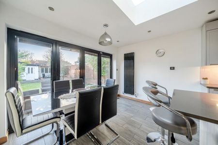 4 bedroom end of terrace house to rent - Photo 4