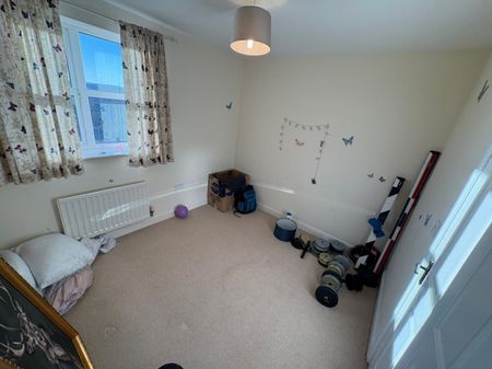 2 bed Flat - To Let - Photo 4