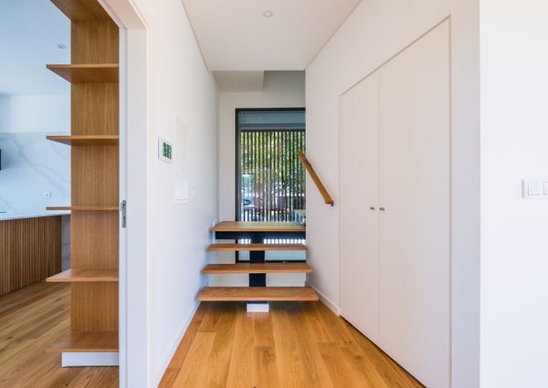 Moradia T6 de arquitetura moderna inserida no Golfe de Oeiras