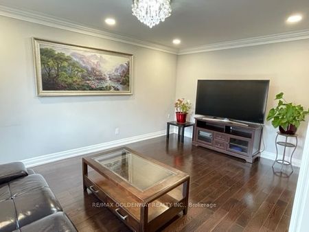 For Lease - 2 Edinburgh Drive, Richmond Hill, Ontario - Photo 2