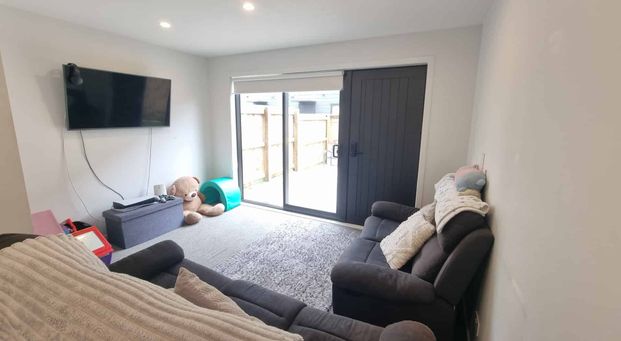 Stylish Townhouse - Photo 1