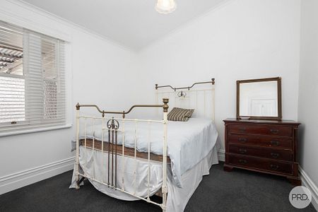 RENOVATED VICTORIAN PERIOD HOME IN CENTRAL LOCATION... - Photo 3