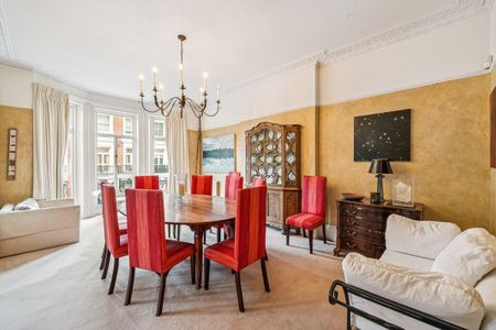 Elegant lateral apartment within an imposing period building, for let in the heart of Chelsea SW10. - Photo 4