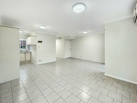 Spacious Two Storey Townhouse ! - Photo 3