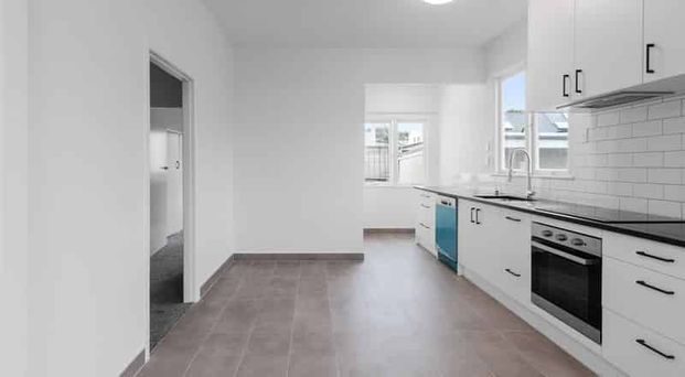 Hillsborough living! - Photo 1