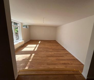 Wunderschön renovierte 2 Zimmerwohnung mit großer Terrasse nach Süden! - Photo 1