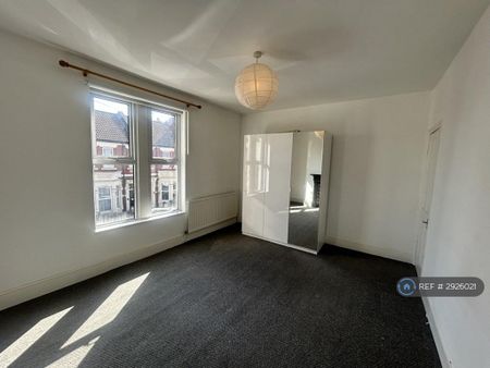 2 bedroom end of terrace house to rent - Photo 3