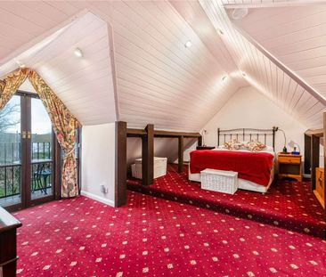 A distinctive and charming 18th century stable conversion - Photo 5