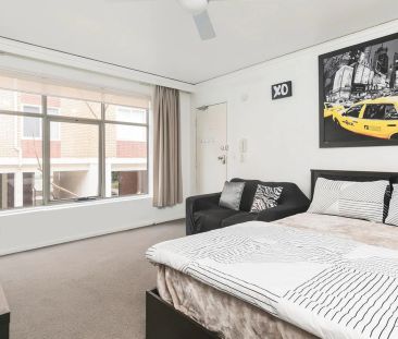 Sunlit Studio Apartment in the Heart of St Kilda - Furnished - Photo 1
