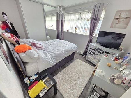 2 bedroom semi-detached house to rent - Photo 3