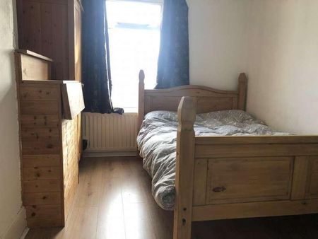 Bedroom Semi Detached House In Winton, BH9 - Photo 3