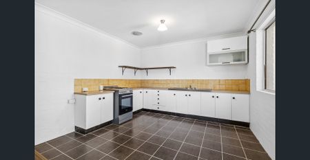 Freshly Renovated 2-Bedroom Unit - Mowing Included! - Photo 3