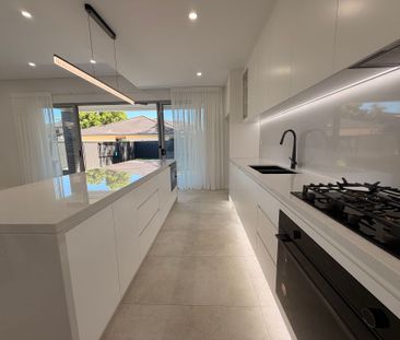 Stunning Brand-New Luxury Duplex in a Prime Location - 14B Middleto... - Photo 2