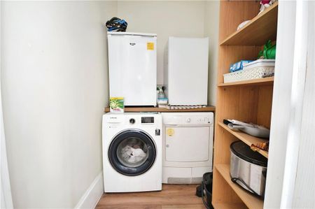 1 bedroom in a house share to rent - Photo 4