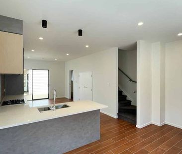 Modern 3 Bedroom + Loft with ensuite - Photo 1