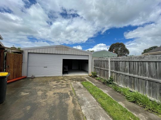 Nice 3 Bedroom + Study/4th bedroom Home in Quiet Central Location - Photo 1