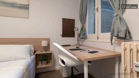 Double bed in Rooms for women for rent in 5-bedroom apartment in Goya - Photo 5