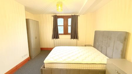 Sharoe Green Lane, Preston - Photo 3